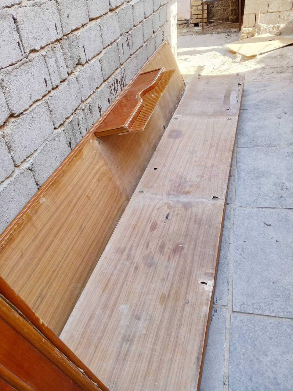 غرفه مفصخه خشم نضيف بس جام محتاجه كامله كل غراضه قيم و اخذ مكان الديوانيه دغاره ***********
