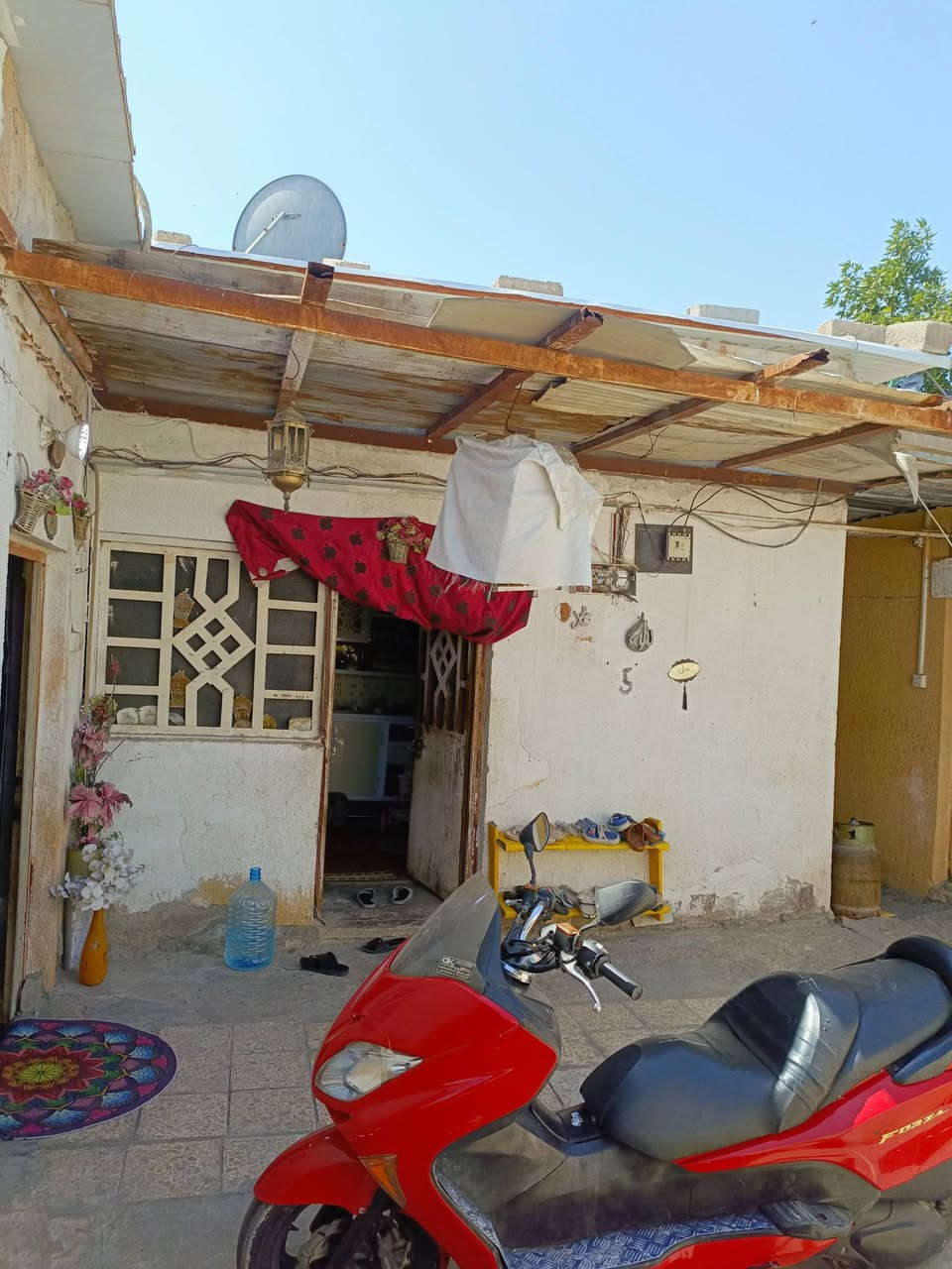 السلام عليكم بيت تجاوز حي المهندسين بيت ركن على شارعين ثلاث غرف وصاله ومطبخ وحديقه اكبر من البيت السعر 22وبي مجال *********** وات ساب
