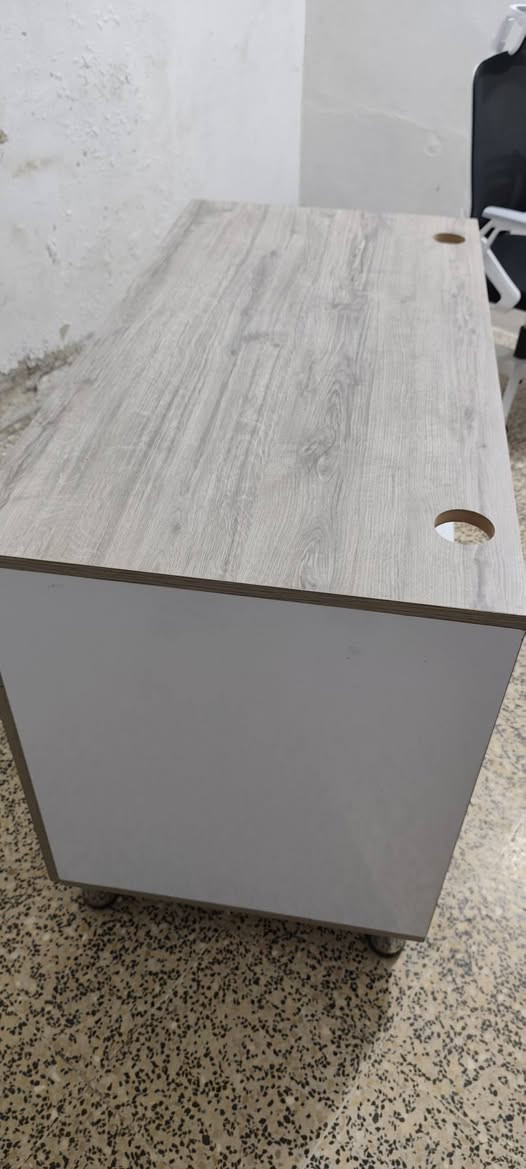 كرسي كيمنك مريح بعدو زيرو +ميز بعدو مامستخدم ميز فصال مو جهاز ميز خشبو ام دي اف  دنكة تصعد فوقو ايذ يتحرك تاخذو بلاش ثنين يالله ينشال رجلي ستيل شراي تصل أو خاص ***********
