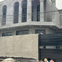 بيت طابقين حديث • ٣ غرف نوم • قرب مركز البوحمير