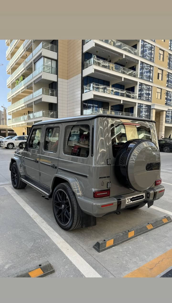 ‏2022  63 Mercedes-Benz G-Class 
 جي كلاس سمنتي 2022 فئه 63 اصل الماني
ضمان دولي  بصمتين مغلفه PPF رقم بغداد 
كفاله عامه من كلشي فول مواصفات 🩵

المواصفات 1/1 
بصمه 
سلايد 
جلد 
كراسي كهرباء
كراسي مساج 
رادار حساسات 
عدد كامرات 5 
عداد المشي 41 km 
الى اخر معروفه مواصفات G
--------------------------------------
موقع السياره بغداد كفاله عامه من كلشي وبيها سونار 
مغلفه PPF ضمان وجديده جدا رقم بغداد الجناي فقط
الرقم : ***********
