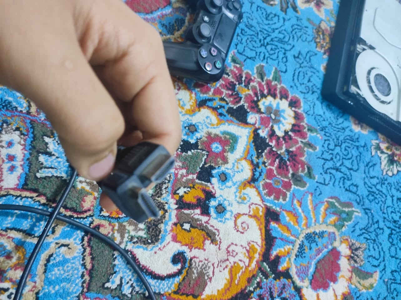 السلام عليكم
بلي ستيشن 4 سلم مساحة 512 اون لاين

النظافة 90%
 

الملحقات : يجي ويا جويستكين واحد تجاري وواحد اصلي ، يجي وياه وايره الاصلي مع واير HDMI هدية مني طولة مترين 

العيب الوحيد بيه مكان الأقراص يحتاج تصليح

عندي ويا هاي السماعه hyperX cloud flight wireless اصلية و نضافتها فوول يجي وياها مايكروفون وشاحنه ، بطاريتها تطول اكثر من عشر ساعات، تنربط على البلي 4 و البلي 5 والاكس بوكسات كلهن و حتى على الموبايل وعلى الحاسبه (pc) بنفس الوقت،  للعلم سعر الجديدة اكثر من 120,000 تقدر تبحث وتتاكد.

السعر :  السعر النهائي البلاي مع الملحقات فقط 220,000 الف دينار 
سعر البلي مع الملحقات والسماعه 250,000
اذا عندك اي سؤال تقدر تتواصل وياي  
***********

مكاني النجف الاشرف حي الجامعة

تقدر تجي بنفسك للبيت تتاكد من البلي وتشغله وتلعب بيه براحتك ، اذا تحب نقدر نلعب گيم fifa سويه همين 😄

ملاحظه اخيره اذا مو شراي لا تراسلني لان مشغول بالامتحانات ،
