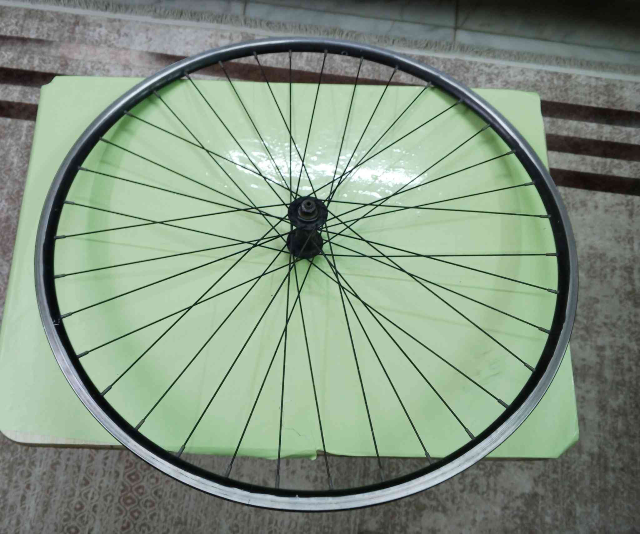 أهلا كباتن .. ويل امامي + الخلفي شفه عريض ..  المنيوم 2 طبقه خفيف جدا .. نظافه 90 % .. السعر 50 الف الزوج
