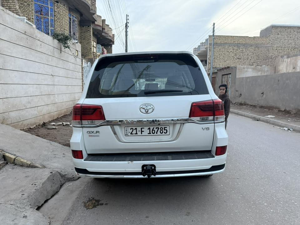 السلام عليكم لندكروز موديل ١٣ محدث ٢٠ بسمي تحويل بل اسم شرط السيارة جاهزه صبغ عام اثر كلبه او متجه  السعر 245 السياره مواصفات ٦ سلندر ***********
