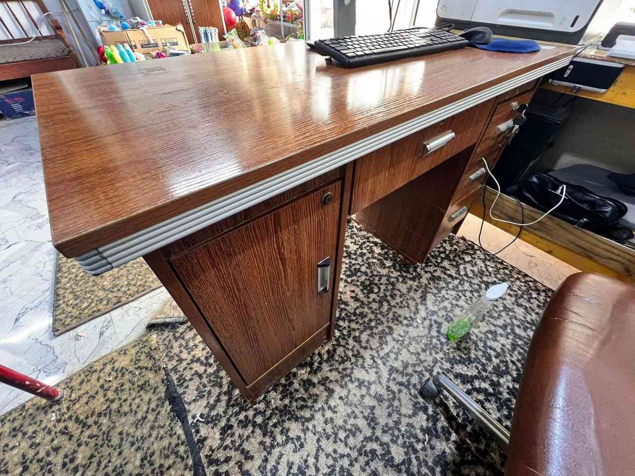 للبيع ميز  مكتبي نظيف مع قاعدة حديد  120/60  السعر 90 الف 
***********
