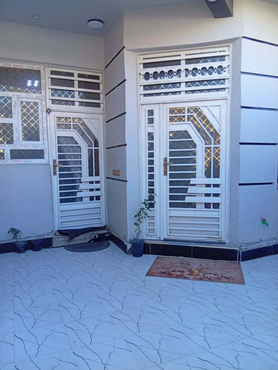 🏠 دار للبيع في المفرق:
- طابقين:
    - الأول: غرفة نوم، استقبال، صالة، مطبخ، حمام
    - الثاني: غرفتين، صالة، حمام
- الأرضية: كرانيت ناشف فول مواصفات
- السند: طابو زراعي، سند 25
- المساحة: 125 متر
- السعر: 85 مليون، بيه مجال

للاستفسار: *********** أو ***********
