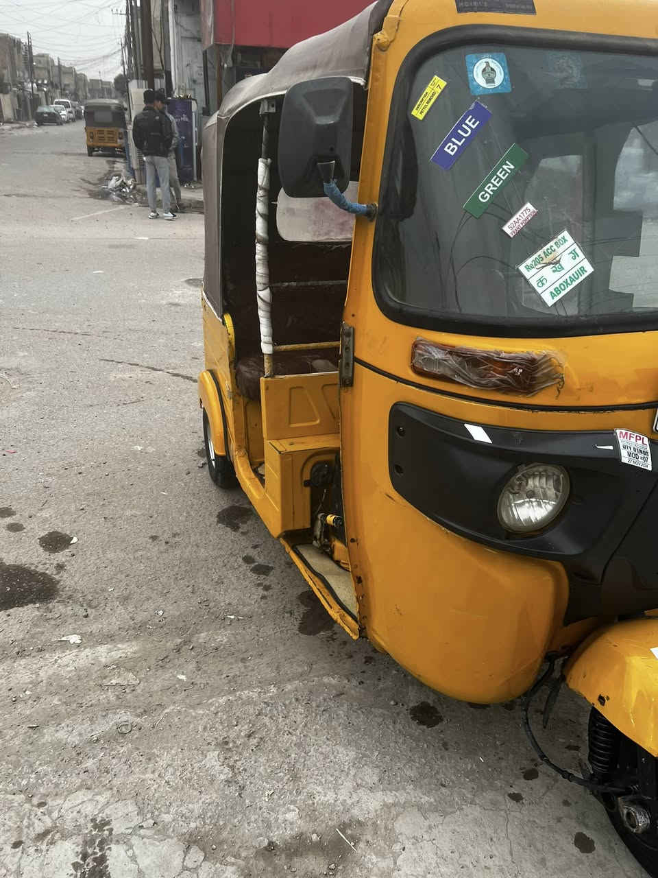 تكتك
موديل 19 داخلة بال20
تكتك حلوة مال عيشة 
مابيها قطرت صبغ فقط الدواسات معمرة 
ما بيها خياسات مكينة تخبل ناعمة لا تنقيص لا تبخير 
كهربائيات كلها شغالة 
مرقم تحويل ثاني يوم
مكاني بغداد الزعفرانية 
ب6600 وبيها مجال
 0788 296 9091
