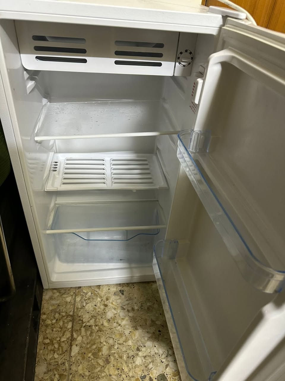 السلام عليكم حبايب عندي ثلاجتين نظيفات ومداخلات تصليح ابد واستعمال كلش قليل وميز مكتبي اي ضرر مابيهن عنواني البنوك شارع الميثاق  السعر خاص وبيهم مجال


**إذا كنت صاحب هذا الإعلان وتريد حذفه لأي سبب، رجاءا أرسل رسالة إلى الدعم الفني**