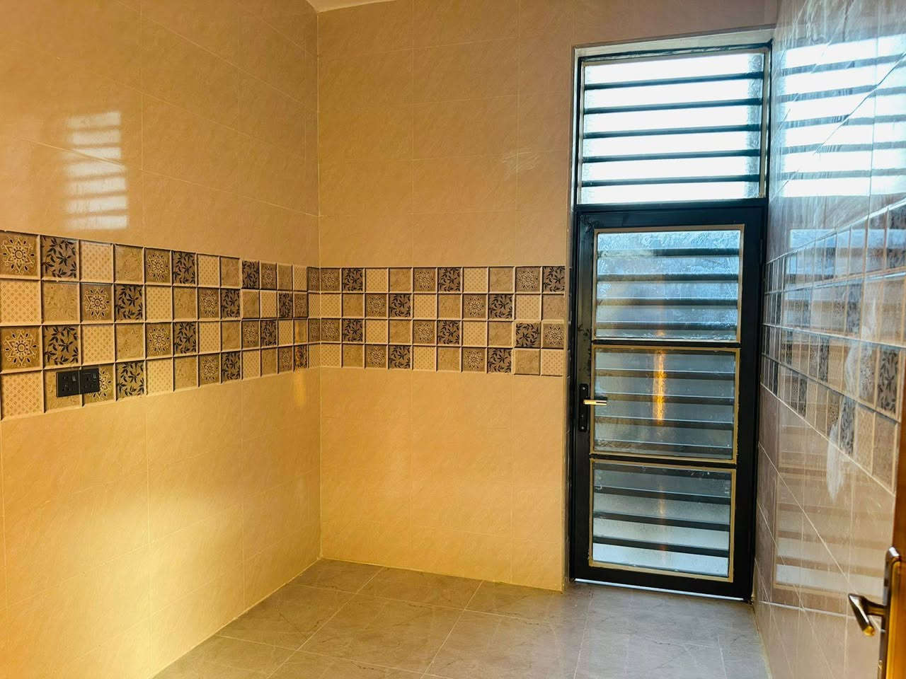 بيت خلفي جديد بالسكان الصناعي خدمات كامله تبليط 
طابوق كونكريت غرفه وصاله ومطبخ وصحيات داخليه وخارجيه وديوانيه 
سعر 68 مع المجال 
***********
