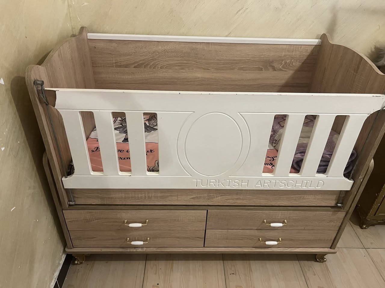 السلام عليكم عندي غرفة خشب  عراقي لون ذهبي للبيع
واتس آب ***********
