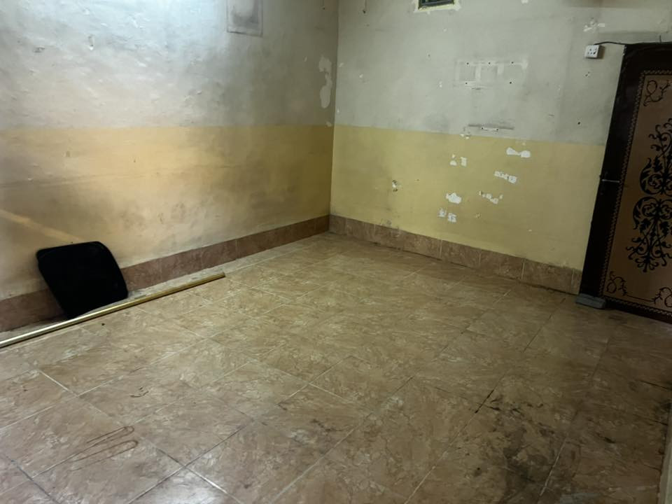 سلام عليكم بيت اليجار في 5ميل بيت نضيف بي غرفه نوم 1وصاله ودوانيه ومطبخ وصحيات وطارمه الستفسار على الرقام تاليه 
***********//***********
عقارات ابو علي الجابري
