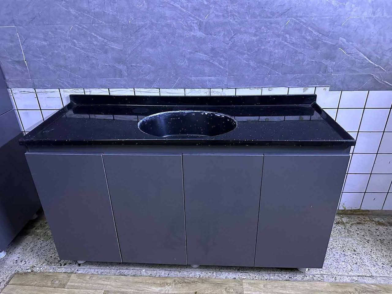 كاونتر جديد السنك متر ونص و الكاونتر ٣ أمتار ب٧٠٠ وبي مجال مكاني بغداد زيونه ***********
