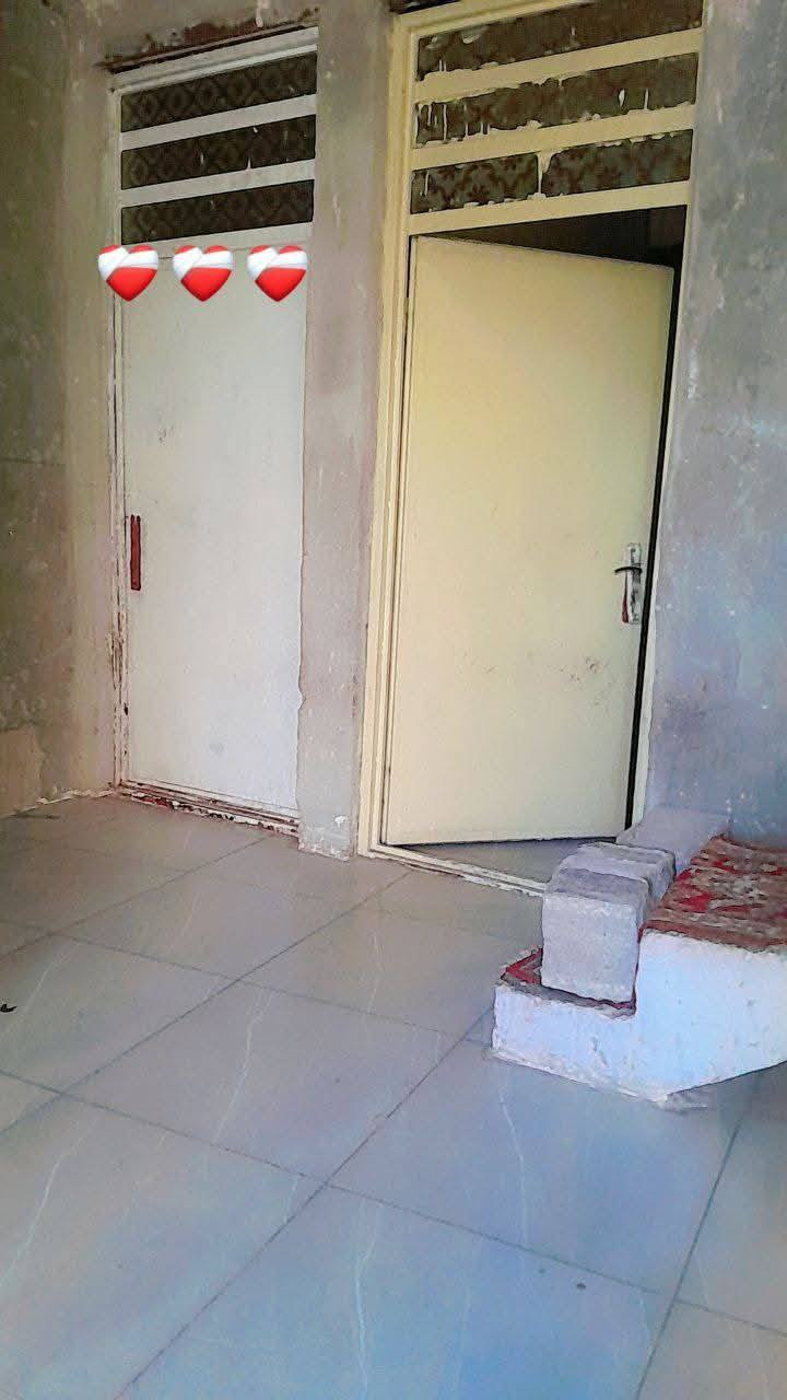 مساحه 120متر يم شبكه ابو سماعيل وجهه عل شارعين مال عريفيه عالي عن الشارع ارضيه بورسلين البيت كله بس الواجهيه ما ملبوخه غرفتين نوم استقبال حمام داخلي مطبخ مفتوح عل صاله صاله جبيره مال كعده ابصف اسواق ابو عقيل الحوش مساحته زينه خطين ماي موجود خدمات كامله قريب علسوك تقريبن 5دقايق كلشي يمك البيت عقد عقد زراعي يعني مكاتبه السعر 40رقمي ***********
