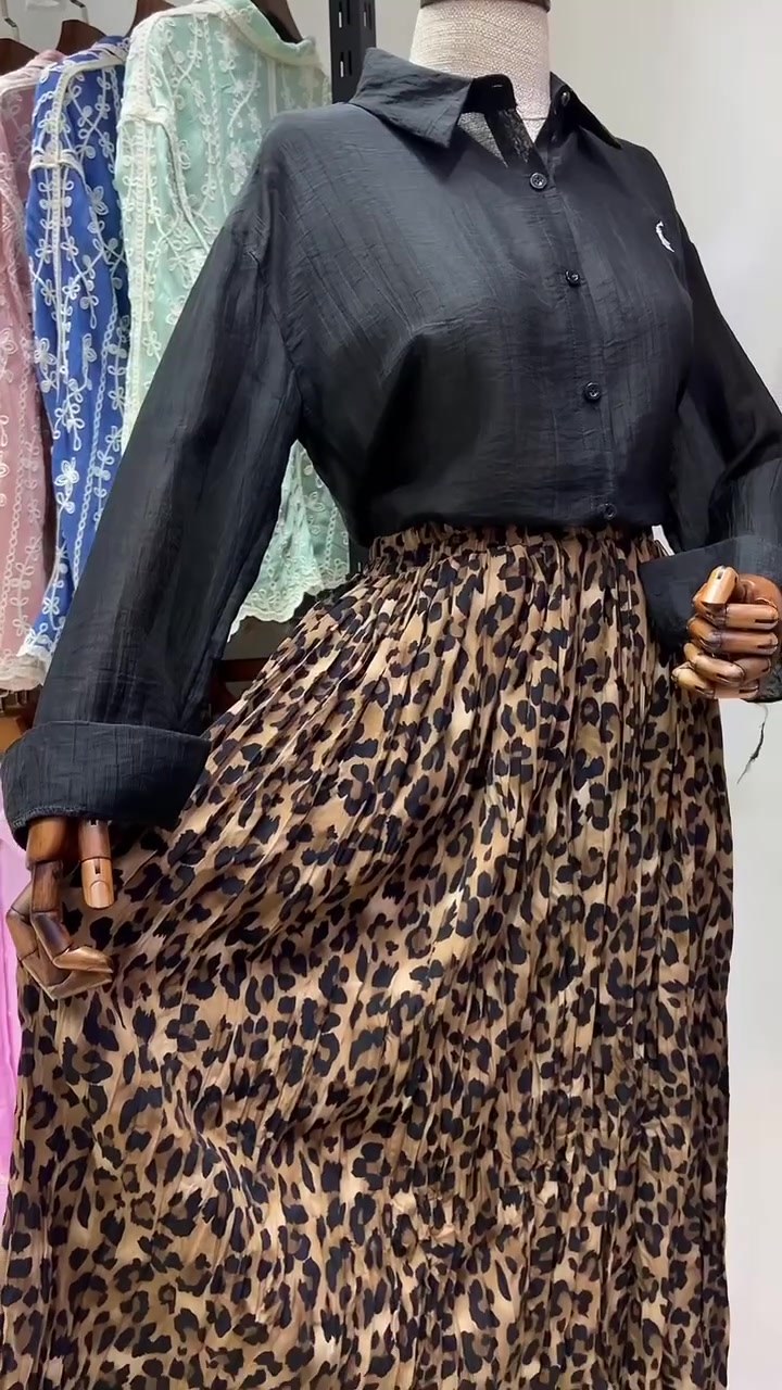 ✨chic✨ التفاصيل الراقية تصنع امرأة لا تُنسى
قميص من ماركة Polo 🖤
​خامه مميزه خفيف صيفي بـ 6 الوان مختلفه
​القياس فري سايز 🤍
​طول القميص 70cm 👚
​تنوره باللونين ♾️
متوفر توصيل لجميع المحافظات خلال 24 ساعه🛵


**إذا كنت صاحب هذا الإعلان وتريد حذفه لأي سبب، رجاءا أرسل رسالة إلى الدعم الفني**