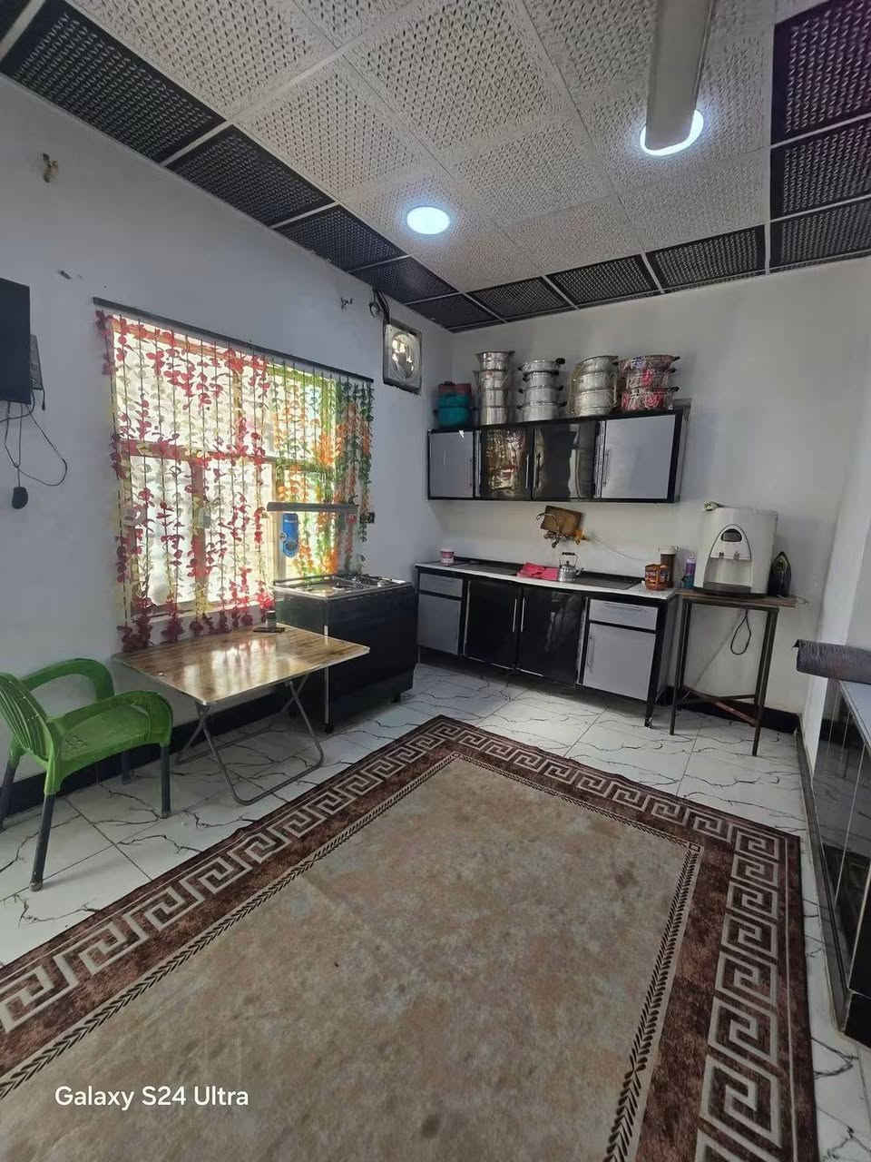بيت لبيع بشارع المطارالجديدبشارع السبيس على الشارع البيت المساحه ١٤٠متر مربع يحتوي على غرفه وصاله ومطبخ وستقبال وطارمه ومكشوفه وصحيات السعر ٧٢ للستفسار ***********مكتب بركات ام البنين قرب اسواق فدك مقابيل شارع السبيس البيت يصلح عياده او مجمع موقع راقي
