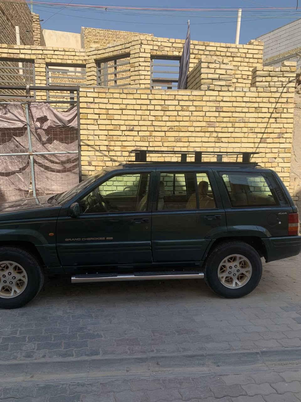 السيارة كله بلاد لاصبغ ولا ضربه مديل1996 محرك 8 بيه نوقص بصيطه مكان السيارة ناصرية مركز 
***********
