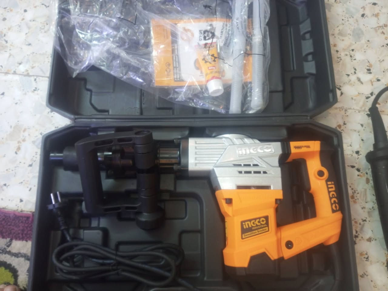 سلام عليكم دريل همر عدد 2 واحد مال تكشير جدد العبيدي رقم الهاتف ***********
