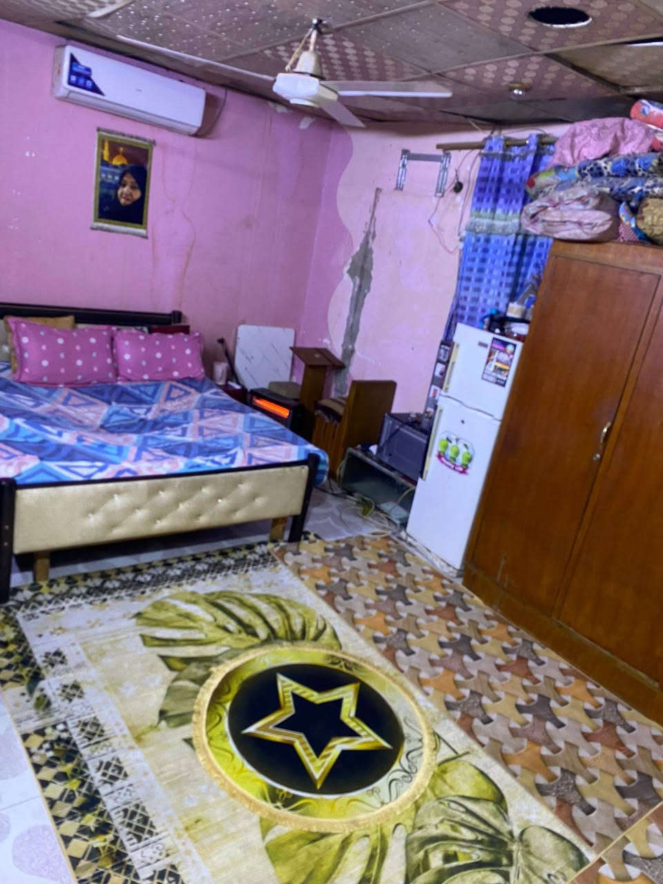 بيت حواسم للبيع متكون من مشتمل فوك يحتوي على غرفھ كبيرھ وحمام وارضي يحتوي ع غرفتين وحدھ كبيرھ وحدھ صغيرھ وحمام وھول ومطبخ عنوان شارع التجاري مقابيل الجنينھ السعر ٢٥ وبي مجال للشراي
