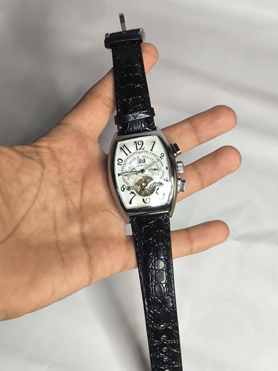 ساعة من ماركة فرانك مولر FRANCK MULLER
تحفة فنية 
مكينة  اوتماتيك قلب مفتوح كونكراف ( جميع السناتر شغالة )
ميناء مميزة مزودة بمنفذ تاريخ مع اميال لامينوس 
زجاج زفير ضد الخدش 
ضد الماء والغبار 
 سير جلد مميز 
مختمة بالكامل 

السعر :-  80  ع اول تم 
للحجز والاستفسار يرجى مراسلة الصفحه


**إذا كنت صاحب هذا الإعلان وتريد حذفه لأي سبب، رجاءا أرسل رسالة إلى الدعم الفني**