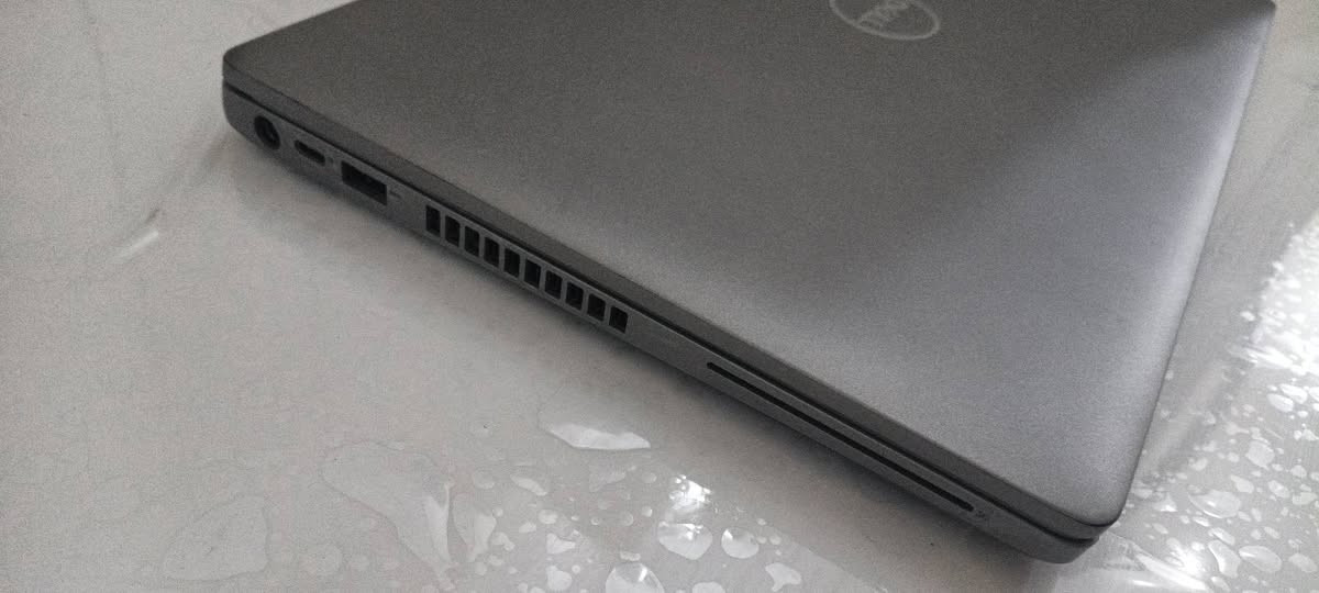 #للجميع📢 إعلان بيع لابتوب DELL نظيف جداً وبسعر مناسب 

السلام عليكم شباب، للبيع لابتوب DELL بحالة ممتازة ونظيف نظافه الحاسبه 95٪  يفيد للدراسة، الشغل، التصفح، والألعاب الخفيفة. الحاسبة سريعة ومابيها أي نقص
💻 المواصفات الداخلية:
المعالج: Intel Core i5
الرام: 8 جيجابايت
الهارد: SSD 256 GB (سريع جداً بالتشغيل وفتح البرامج)
كارت الشاشة: داخلي Intel Graphics

🔌 الملحقات:
الشاحنة الأصلية مالتها.
💰 السعر:
سعر الحاسبة ويه جوستك العاب ويندوز: 290 ألف دينار عراقي

📍 المكان: ( كركوك)
📞 للتواصل: (راسل الصفحه)


**إذا كنت صاحب هذا الإعلان وتريد حذفه لأي سبب، رجاءا أرسل رسالة إلى الدعم الفني**