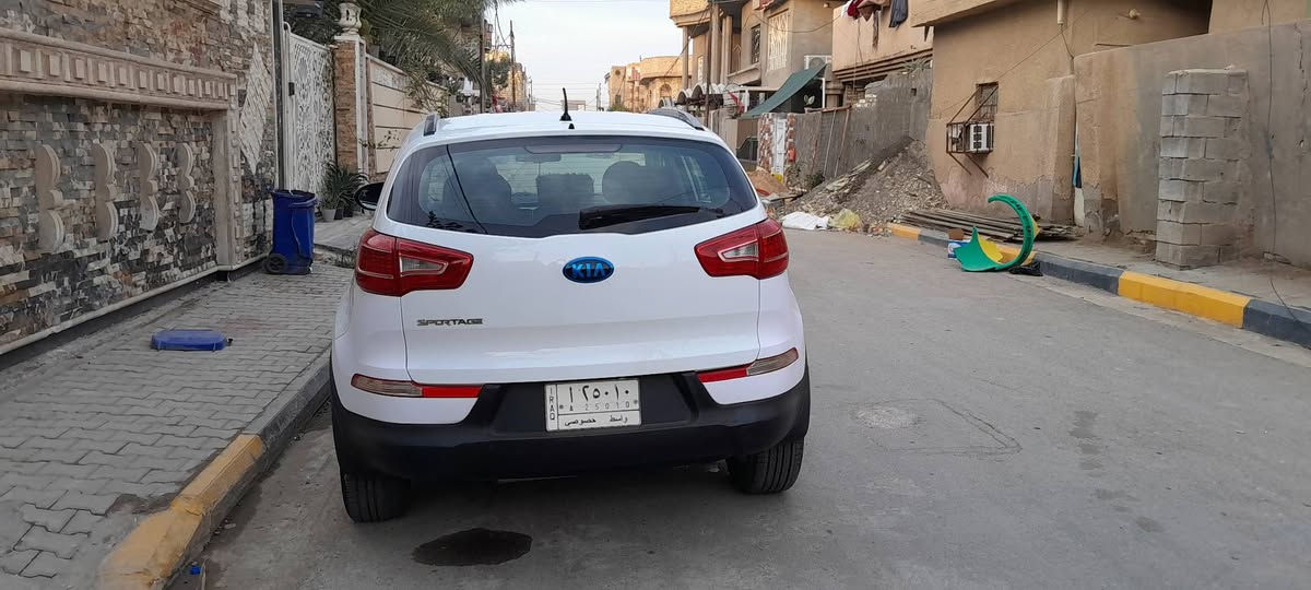 سلام عليكم
سبورتج 2013
خليجي 
محرك 2000
بدون مواصفات 
باب السائق مصبوغ و البقية كفالة

المكان النعمانية 
رقم واسط 
السنوية هذا الأسبوع تنتهي 
***********
