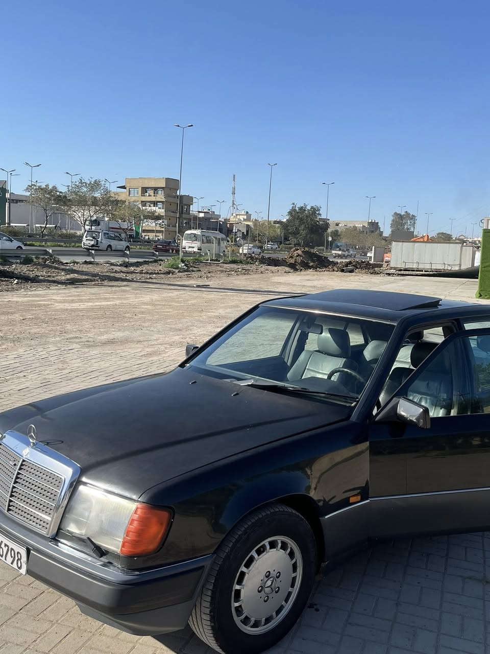 مرسيدس E300
موديل 1991
محرك عنكبوت 6 سلندر 
السيارة كاملة من ناحية المحرك 
وكاملة الكهربائيات وكلها شغاله
الكير سليم 
قواعد الدبل سليمات 
الصدر والحدادية سليمات
بيها خياسات بسيطة كلش 
سلايد روف شغال بكل تحركاته
الكشر البلاد مالتها بس جارد
داخل السيارة موضح بالصور
سعر السيارة 68 وبيها مجال
السيارة سنويتها بأسمي تحويل مباشر وماعليها اي غرامات  والسنوية لل2029 
مكان السيارة بغداد حي تونس
رقمي ***********
