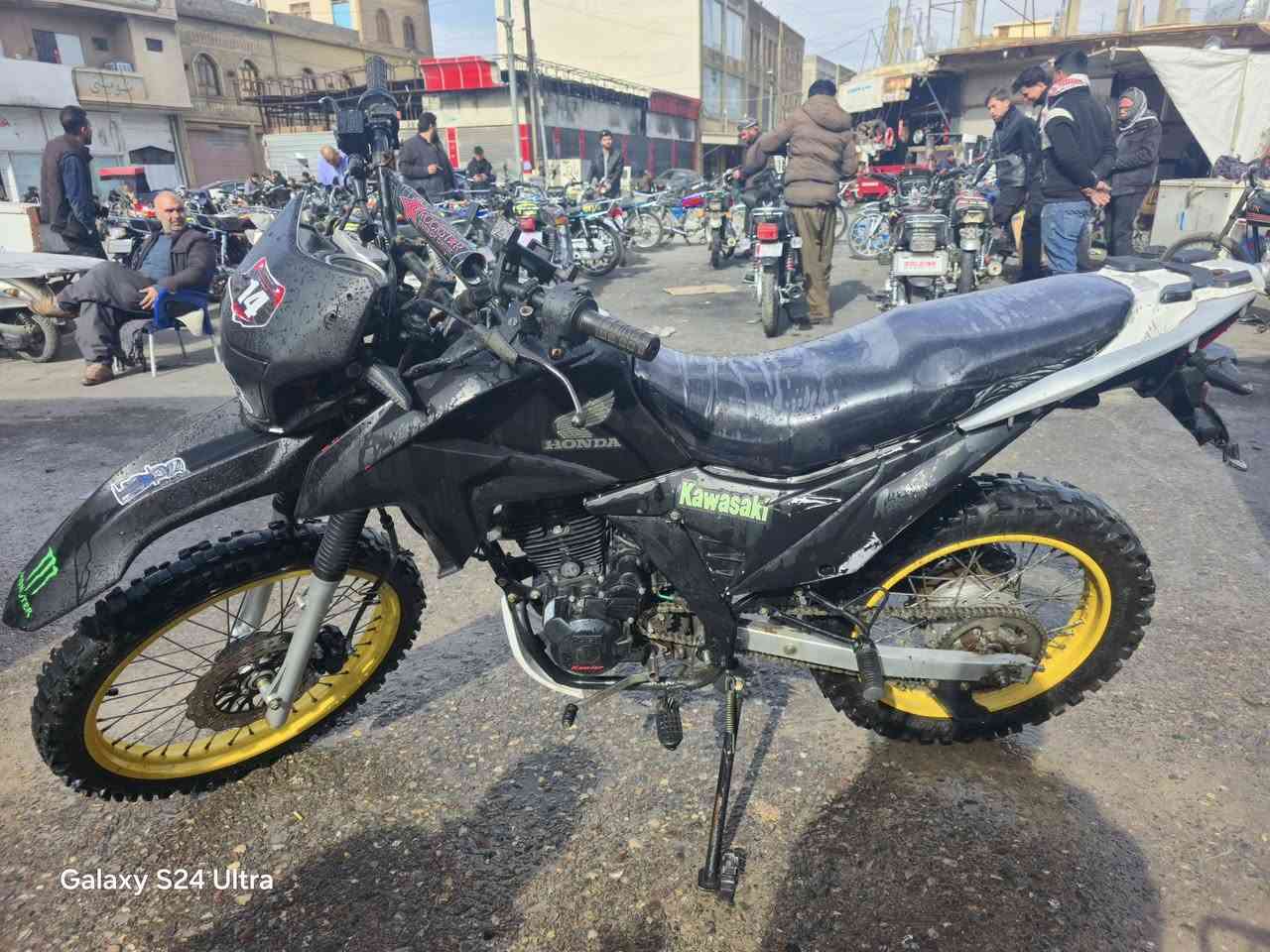 للبيع متور قفاز محرك 200 كبس
كهرباء شغال كامل دسكات امامي خلفي تايرات جدد 
هندر سلف موديل 2022 منفيس اصلي المتور شرط من الدولاب لدولاب سعر 650  الف وفي مجال للتواصل *********** وفي واتس اب
