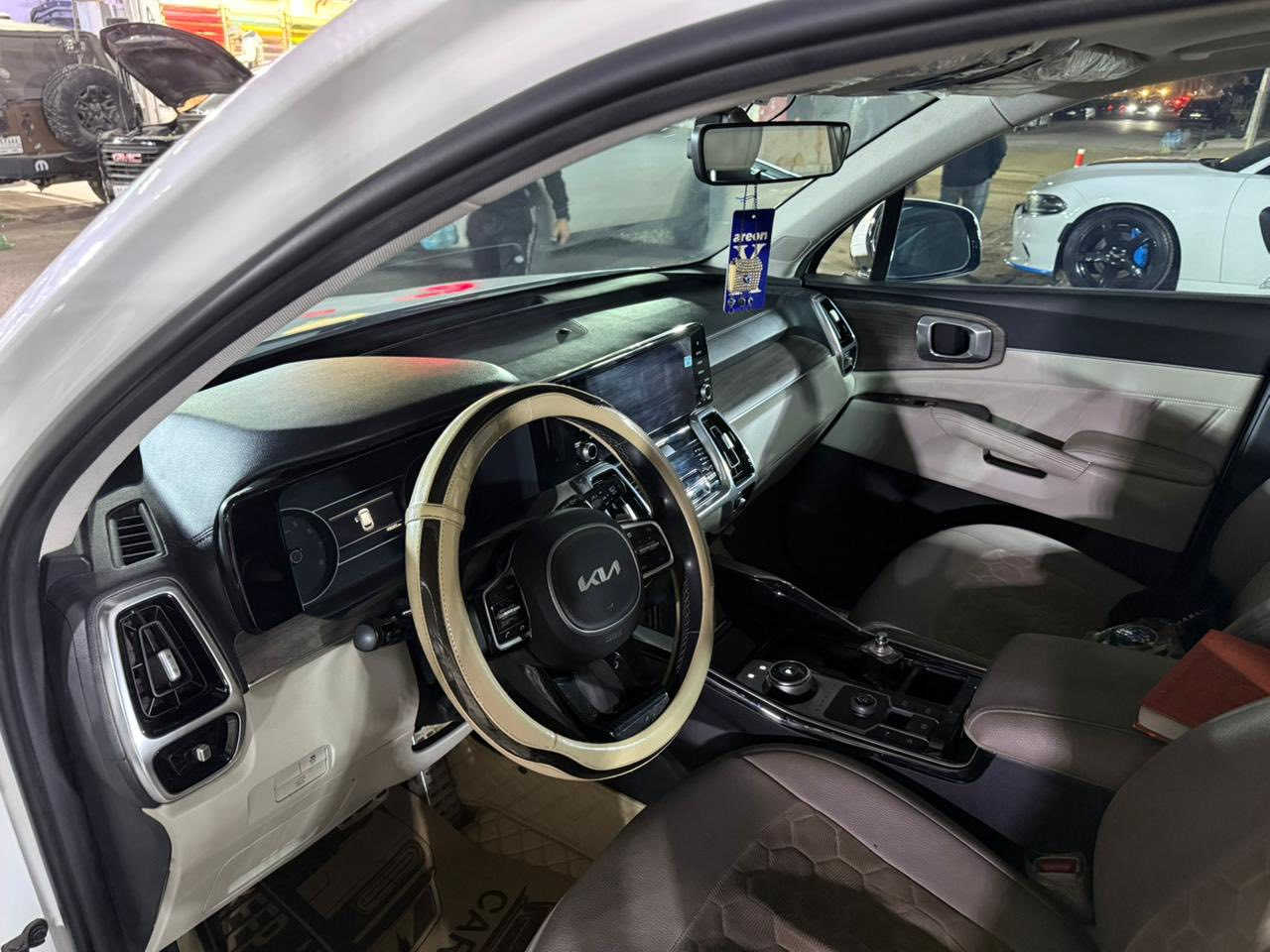 السلام عليكم .. سورنتو موديل ٢٣ السيارة خليجيه مكفولة السيارة ماعدا يم الحساس بالدعاميه يعني ٤ اصابع فقط  تكحيل الباقي كله مكفول مكانها زيونه مدوشمة ارضيات وكشنات  سبعه راكب تبريد ٣ قطع كير ماوس وبانوراما السيارة  حساس امامي خلفي بيها هواي مواصفات للي يعرفهن  السعر ٣١٥ ورقة ومجالها بسيط ماكو هيج نظافه متلكون ماشيه ٤٩ الف كيلو  والشراي يتصل  

0772 226 0942
