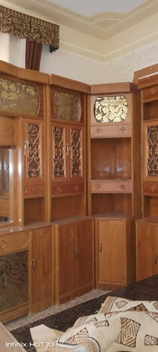 من رخصة المسؤول يوجد غرفة نوم خشب صاج عراقي 6ابواب ملحق للبيع السعر ٨٠٠وبي مجال العنوان الرمانة البوعبيد الاستفسار ع رقم ***********
