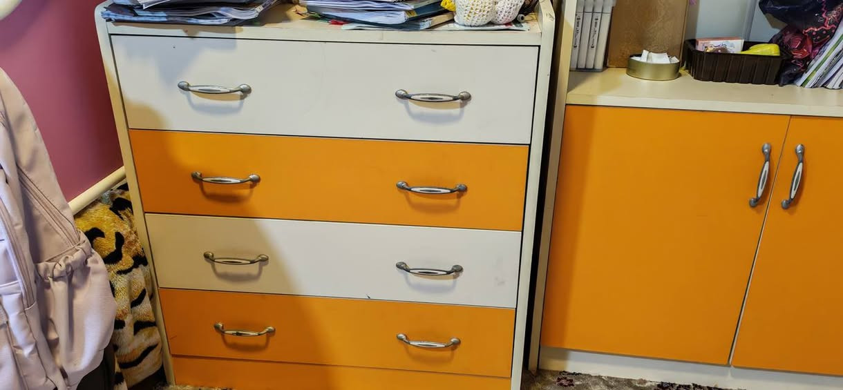 ئەم دوو سیسە کە دەکرێتە دوو قاتش لەگەڵ دۆڵابێکی جل و بەرگ و مەکتەبەیەک و لەگەڵ مێزێک چوارتاک مارکەی تورکی

هەمووی 350 هەزارو مامەڵە
شوێن سلێمانی

***********
viber+whatsAPP
