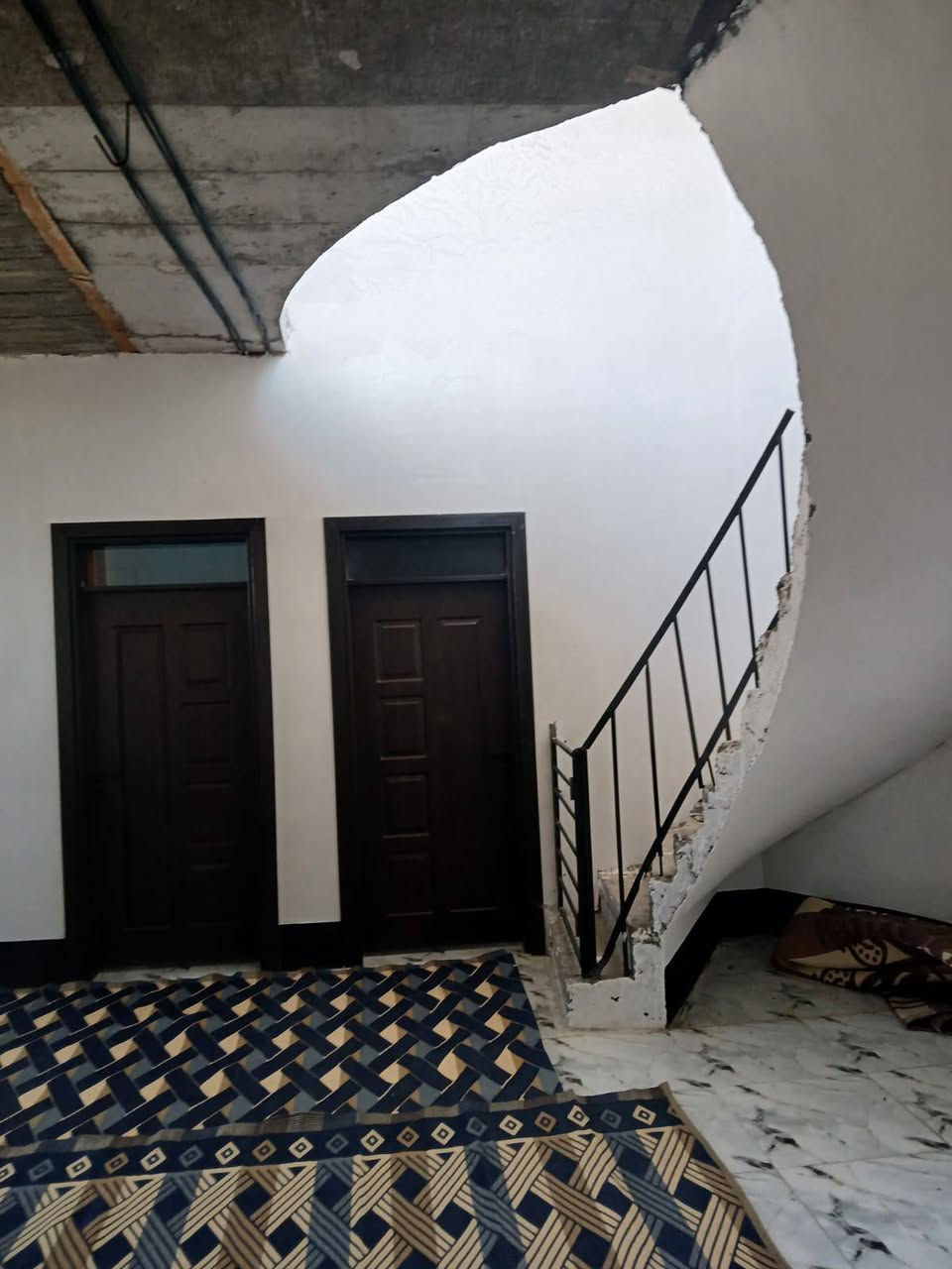 السلام عليكم 
بيت للبيع سامراء الطيوب 
كامل خدمات مبني جديد مساحة 
 البناء 240 متر المساحه الكليه 500 متر 
يحتوي على غرف نوم عدد 2 (5×4٫5)
صاله وسطيه (5×9)
مطبخ (3٫5×5)
استقبال (7×5٫5)
السعر 50 مليون وبيه مجال للطيبين 😊
للتواصل ***********
