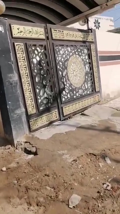 السلام عليكم
بيت مساحة 300 متر عل شارع كبل البيت
يتكون من غرفتين وصالة ومطبخ وبراني 
أرضية. بورسلاين مطبخ سيراميك 
بيت كلش نضيف 
 عنوانه ال حمد نزلت شيخ سامي
سعر 55 وبي مجال للستفسار اتصل ***********
