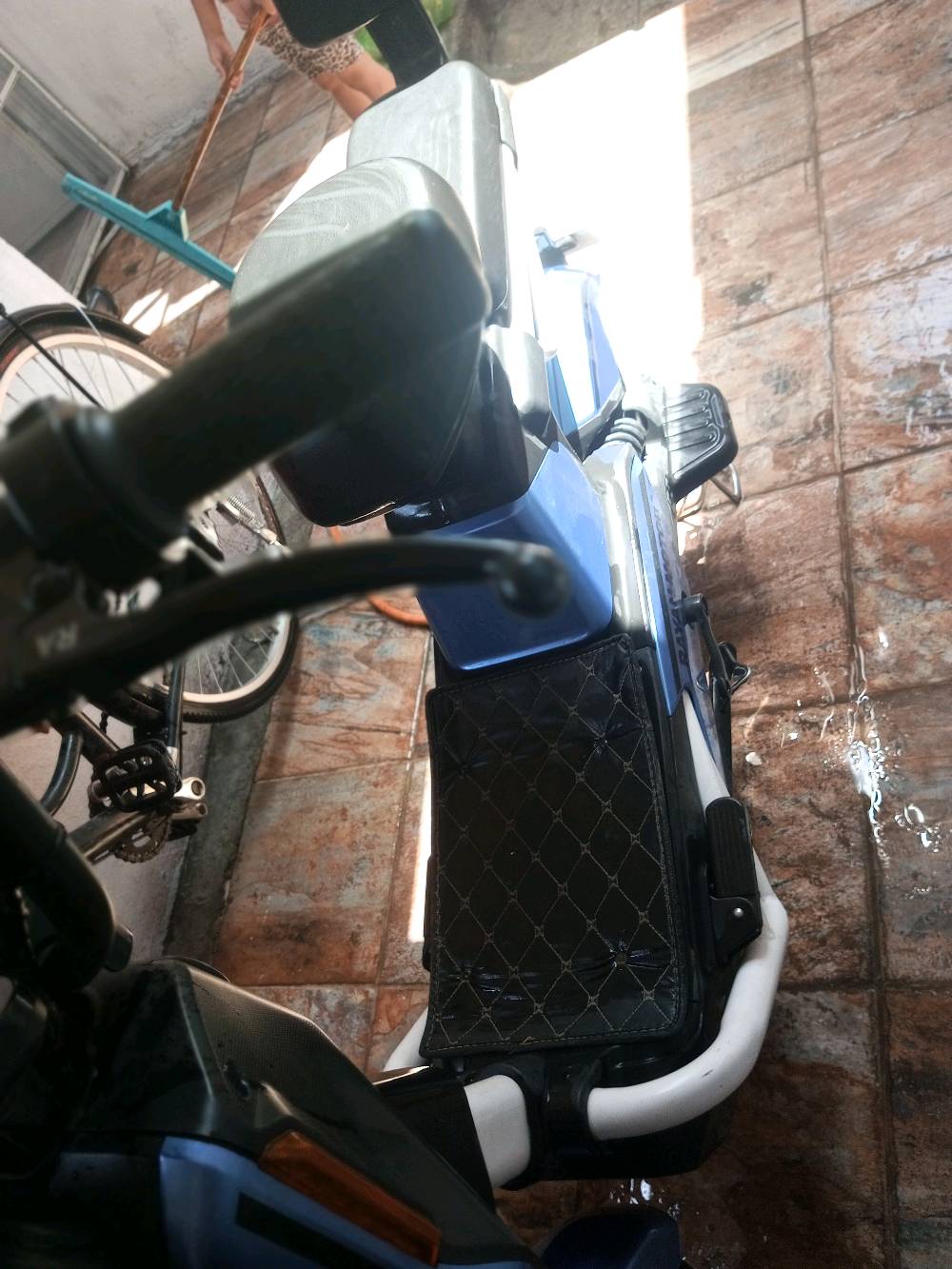 دراجة كهربائية راقية باللون الأزرق بحالة ممتازة. مزوّدة بمقعد مريح وسلة أمامية مناسبة للتسوق أو التخزين. الأضوية الخلفية والأمامية في حالة عمل مثالية. الدراجة مثالية للتنقل داخل المدينة بسهولة وسرعة.