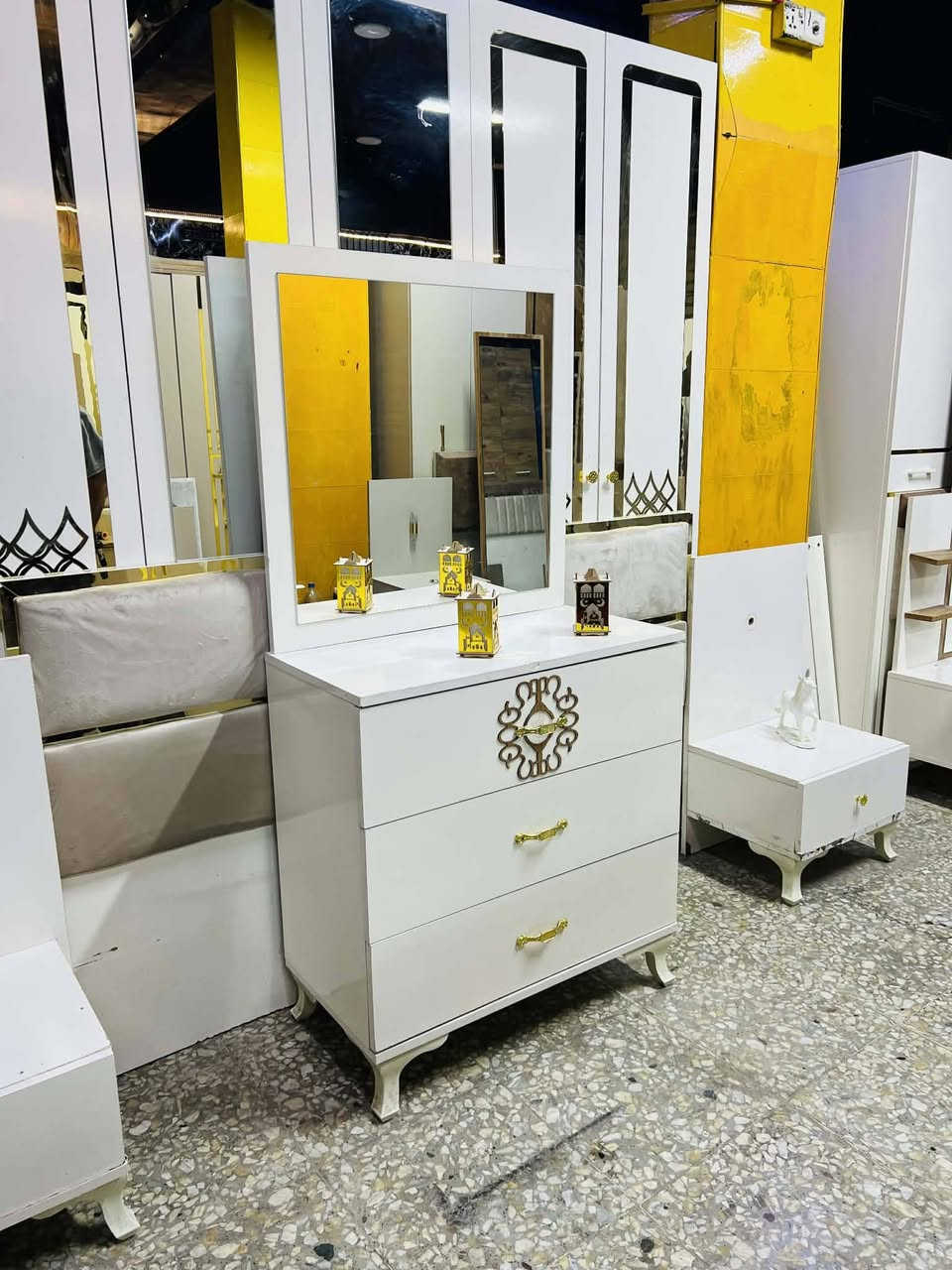 غرفة نوم مستعملة🇹🇷
موديله حديث 💥
 نضافة90 ٪💯
عدد القطع / 5 
نضام / أبواب 💢 
سعرها / 475 قفل 💸
شد ونقل داخل بغداد مجاني🚛
يوجود توصيل محافضات 🚛


**إذا كنت صاحب هذا الإعلان وتريد حذفه لأي سبب، رجاءا أرسل رسالة إلى الدعم الفني**