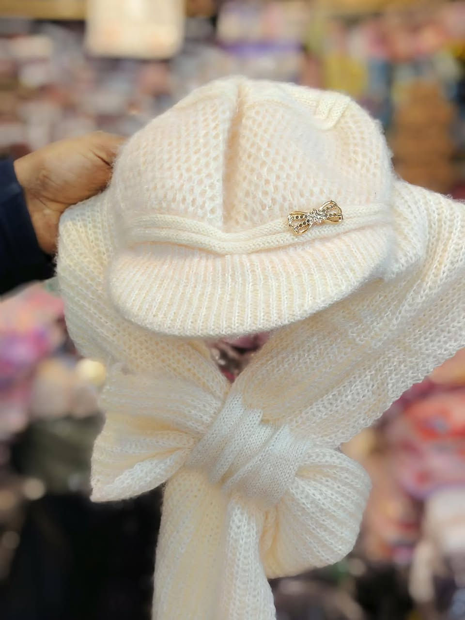 ✨ **اكتشفوا أناقة الشتاء مع قبعاتنا المميزة!** ✨

إذا كنتم تبحثون عن لمسة من الأناقة والدفء في هذا الموسم، فإن قبعاتنا المصنوعة من أجود الأقمشة هي الخيار المثالي! تأتي هذه القبعات مع وشاح يتناسب معها، مما يوفر لكم مزيجًا رائعًا من الجمال والراحة.

#### تفاصيل المنتج:
- **السعر:** 2000 فقط!
- **الألوان المتاحة:**  
  - كامل الالوان

### **لماذا تختارون قبعتنا؟**
- **مثالية لموسم الشتاء:** تحافظ على دفئكم وأناقتكم.
- **تصميم عصري:** يناسب جميع الأذواق.
- **هدية مثالية:** تمنحوا أصدقائكم وأحبائكم لمسة دافئة ومميزة.

🌟 **احصلوا على قبعتكم الآن واستمتعوا بشتاء دافئ وأنيق!** 🌟

للطلب أو الاستفسار، لا تترددوا بالتواصل معنا.
***********
