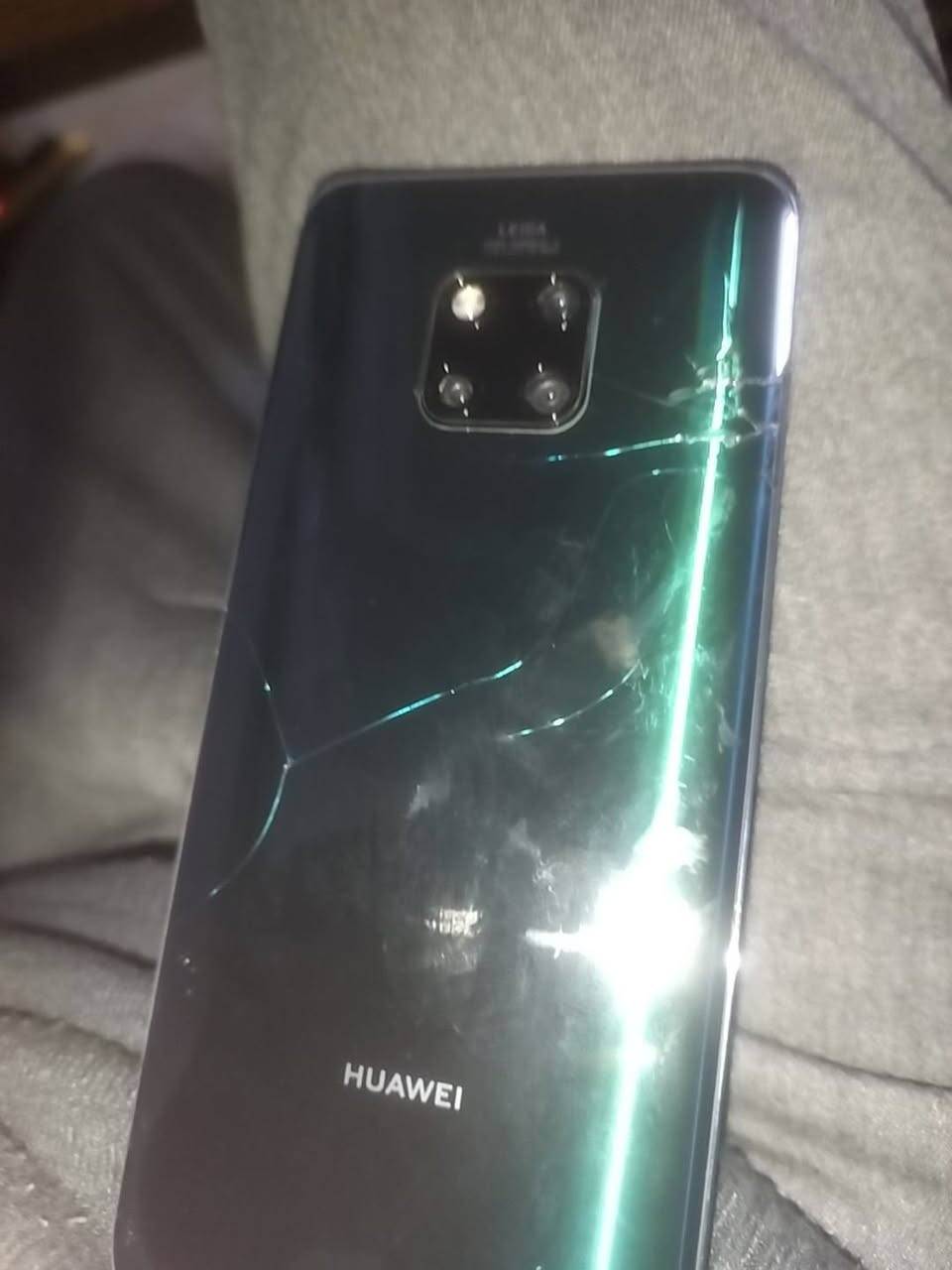 هواوي mate 20 pro 
ذاكره 128
عشوائيه 6
زوم كامره 30x
بس ضهر مكسور 
وكامره الخلفيه وسخه يرادله تنضيف
وبي نقطه فوك بل شاشه يم الكامره ما مبينه
السعر 200 وبي مجال واقبل مرااوس ايفون
***********بغداد الدولعي
