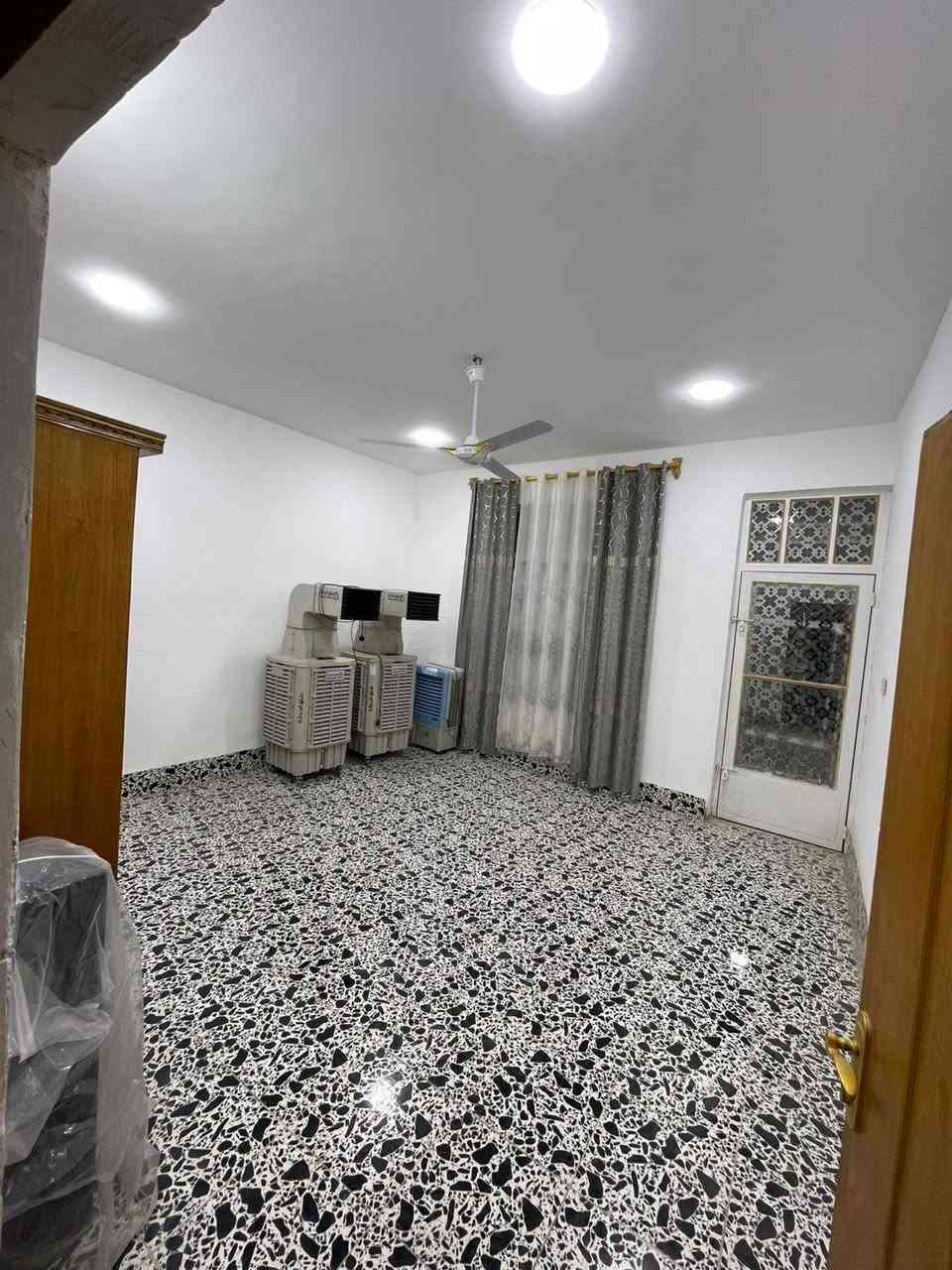 بيت طابو زراعي سند 25 طابقين مساحه 100م استقبال ومطبخ 3غرفيتن توم وساحه درج وحمام ومنور  سعر 100بي مجال قليل زعفرانيه دور الصحه الاولى قريب مدرسة واسط سده الجنابين رقم *********** احمد للعقار
