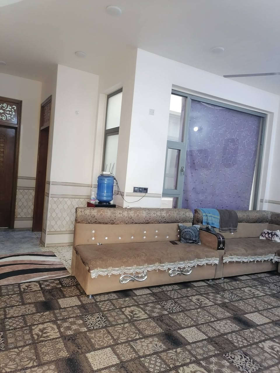 السلام عليكم ورحمه الله وبركاته
متوفر دار للبيع المساحه ٢٠٠ م طابو زراعي سند ٢٥ طابق واحد يحتوى البيت على غرفتين وصاله ومطبخ كليدور استقبال مجمع صحي للاستفسار اتصل على الرقم ***********
