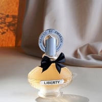 عطر ليبرتي (Liberty) من مجموعة أماران (Amaran) للجنسين،  يتميز بزجاجة ...
