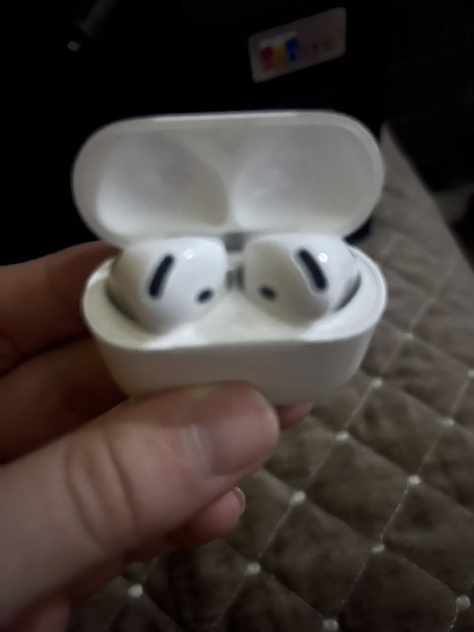 سماعه أبل الاصليه جيل الرابع بدون ربلات صوت محيطي سماعه جداً نصيفه وبحاله جداً ممتازه ومابيها أي مشاكل فقط ماكو كارتونه السعر 150 
ه/***********
