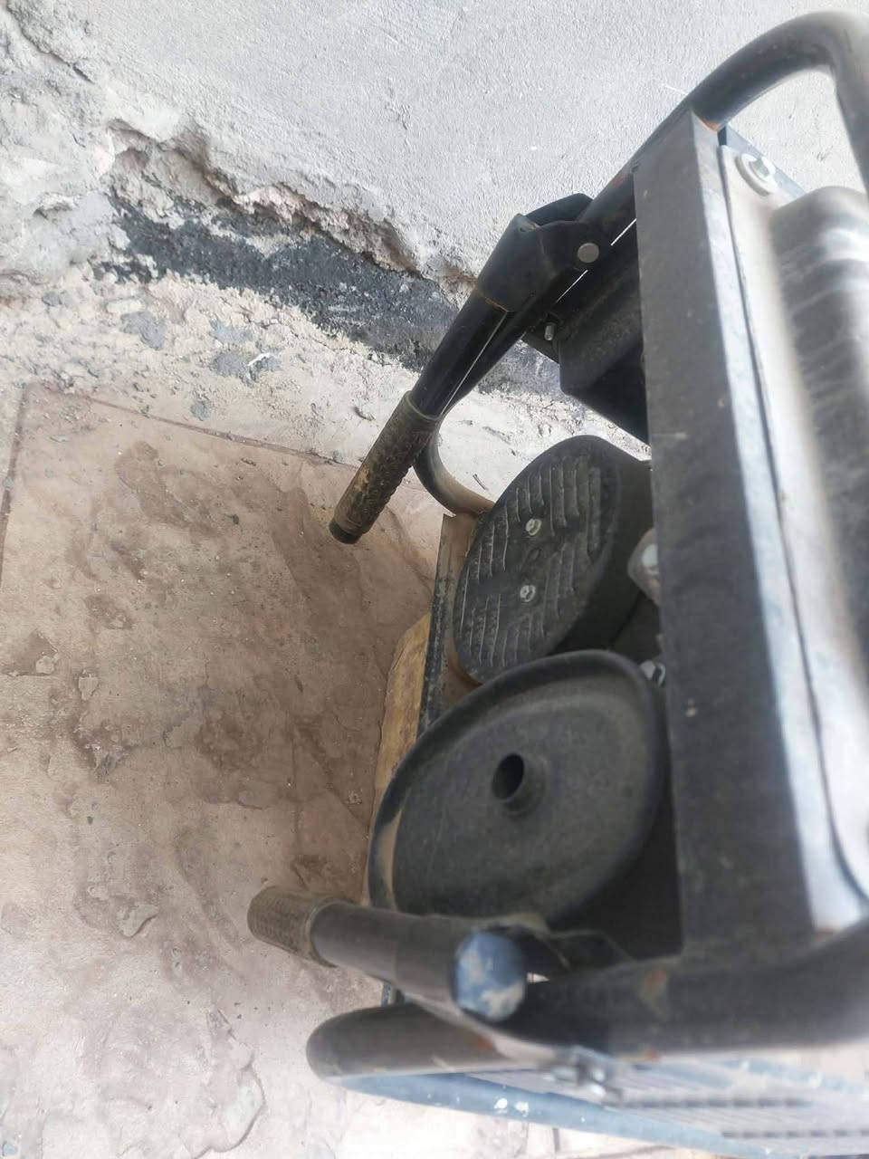 متاح مولدة استرة كوري للبيع 150 الف ممفتوح برغي بيها سلف وهندر دهن الشركه  شديت طاقة واريد ابيعها استعمال قليل جدا ديوانية ام الخيل الثانية ***********
