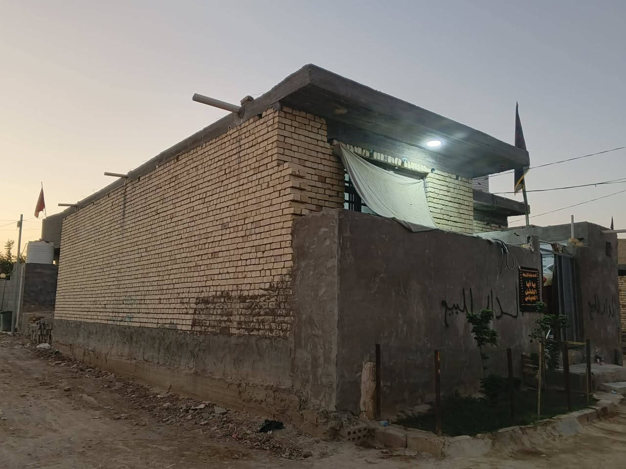 مكلف بالنشر 🏠🏡
بيت طابو زراعي مساحته 130 مربع ركن منطقة آل مراد مقابيله شارع قياس 9 متر البيت صاير ركن على شارعين شارع 9 متر شارع 6 متر البيت بناء درجة أولى بناء 2025 صب كونكريت استقبال جاهز كهربائيات وصبغ ولبخ كامل  مطبخ وصالة وغرفة داخلية بناءه مو كامل عازة ترتيبات بسيطة ويكمل حمامات اثنين داخلية وخارجية  منطقه مخدومه بكافه الخدمات ما عدا التبليط ماي اساله كهرباء ومجاري كذلك المنطقة مشمولة  بخدمات المجاري اللي من ضمن حدود البلديةللاستفسار أكثر اتصال على الرقم ‏‪***********‬‏
