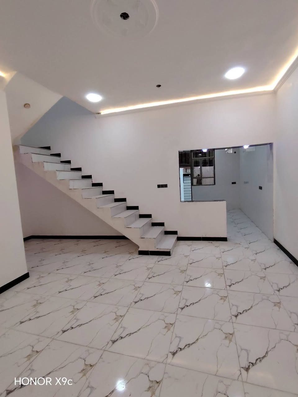 عقارات احمد جزيره 🏡
دار للبيع المساحه150متر🏘
#العنوان :البصره شط العرب الجزيره باب الهوى
#يحتوى_الدار_علـّۓ 
أسقبال، صاله، غرفتين منام، مطبخ،✅
صحيات داخليه، خارجيه كراج، مناور
#نوع_البناء: البتلو طابوق +شيش ابو 16ملم بناء بلوك✅
بناء حديث تسليم مفتاح جاهز للسكن شغل درجه اولى
#الخدمات كامله🌹
#نوع_طابو: صرف زراعي بأسم عراقي البيع مباشر حصراً✅
#السعر 65وقابل للتفاوض🌷

#للأسفسار📲
***********📞
***********📞
