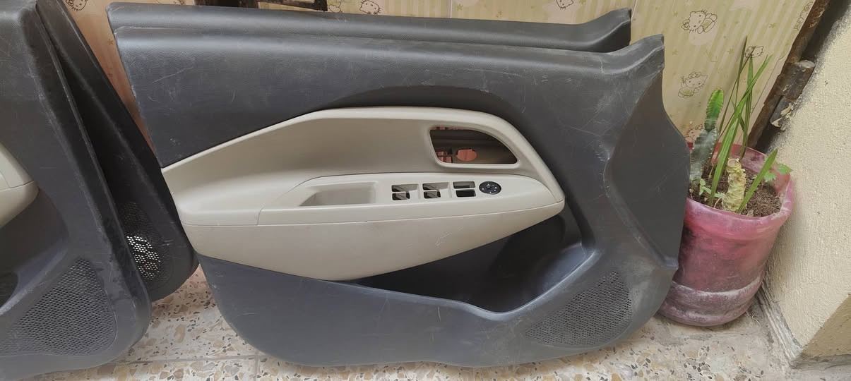 السلام عليكم .من رخصة الادمن عندي بطاين مال كيا ريو موديل 13 الي بالصور مال السايق والي وره السايق عدد 4 الي يفيدنه يتواصل ويا راعيهن على الرقم *********** السعر بكيفك قيمهن وتعال اخذهن مكانهن بغداد الرصافه الشعب نضافه 95 %
