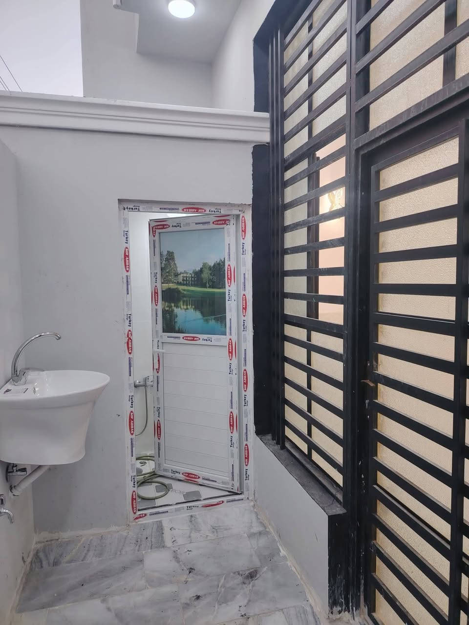 بيت 100 متر حي ميسان ع مشتل حرف T قريب ع شارع الكيات
بناء جديد درجه اولى صب كونكريت طابقين يحتوي على 

غرف عدد 2وصالات عدد 2 صحيات عدد 3 ومطبخ واستقبال

السعر 143 مع المجال
للاستفسار الاتصال ع رقم ***********
