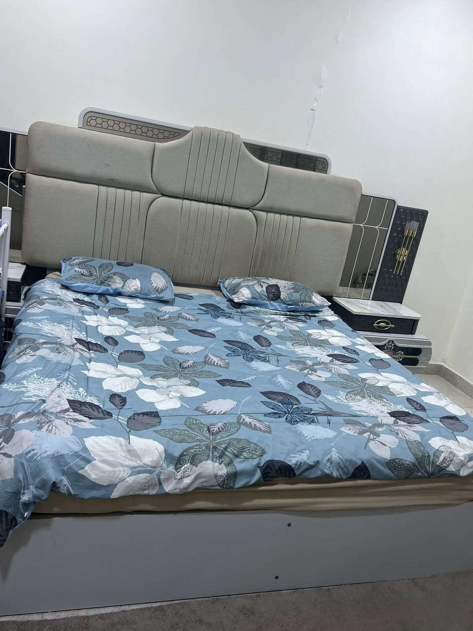 السلام عليكم، غرفة تركية مستخدمة للبيع
تفاصيلها.. الغرفة 8 قطع نظافتها فول و حجمها جدًا كبير ولونها ابيض ورصاصي ، اولًا الكنتور 6 بيبان عمقه كلش حلو و واسع ، ثانيًا الچرباية تاج كلش چبير وضخم ونازك وبيها مخزن واسع ممكن يتخزن هواي غراض ، ثالثًا كومديات على طرفي الچرباية يحتوي كل واحد على جرار واسع وبيهن اضاءة ، رابعًا ميز التواليت ضخم وبي تفاصيل كلش لطيفة مع جرارات وكومدي واسع وتخزين اسفل الجرارات ، خامسًا مراية طولانية ارتفاعها مترتين مع جرار واسع وأيضًا بيها اضاءة ، سادسًا الطابورية ، سابعًا ميز جرارات او جزامة يصلح لتخزين الاحذية او ممكن يستفاد منه بتخزين ملابس اطفال او غيرها .


**إذا كنت صاحب هذا الإعلان وتريد حذفه لأي سبب، رجاءا أرسل رسالة إلى الدعم الفني**