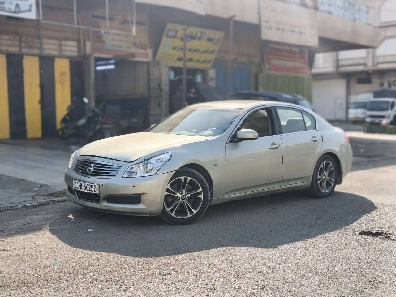 السلام عليكم انفنتي  G35 للبيع
موديل /2008
السيارة فول مواصفات 1/1 
بصمه تشغيل وابواب وصندوق 
شاشه  +كامرة خلفية +حساسات
كشنات جلد  وخزن ميموري +تدفئه كشنات 
فتحت سقف +تحكم ستيرن+شفتات رياضي
سيستم صوت+داخل لون بيجي
___________________________________
بيها فقط طه بل جاملخ أيمن +مصبوغه عام 

السعر 65 وبيها مجال بسيط 
مكاني بغداد
او الاتصال عالرقم / ***********
