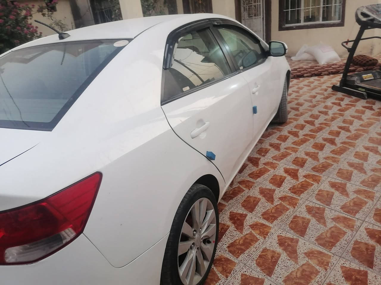 السلام عليكم سيراتو 2011 رقم أربيل كير محرك كفاله حساسات خلفيه مري شفط مع اشاير بالمري السيارة بيها قطعتين صبغ بدون دواخل رقم أربيل الجديد سنوية لل2029 بيع أو مراوس حسب القناعه  السعر 97 وبيها مجال مكاني ديالى الخالص الرقم ***********
