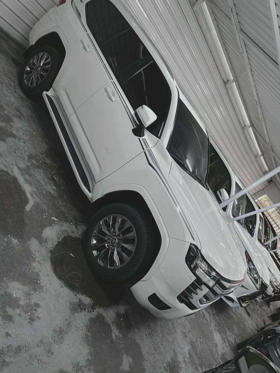 السلام عليكم غوالي لاندكروز 2022 السياره مكفوله من صبغ وبارد بيه رصعتين بل باب ملاعب بيهن موجده بل صور ساز ماشيه 70  مواصفات تطبيق 3 شاشات معروفه الموصفات فول السعر 610 بيه مجال مكان بغداد الكريعات الاتصال ***********
