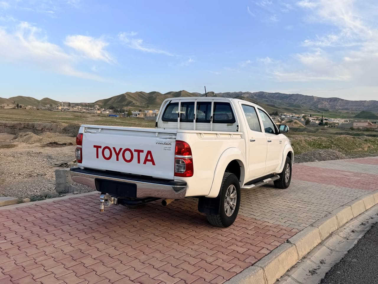 تويتا هايلوكس مةرزية موديل٢٠١٣بوياغي نية ساردو كارتي نية گيرومةكينةي بةشةر تايةي نوية سةنةوي تازة بةسةر جوة كوبوني بةنزيني هةية سةيارةكة بةس ماشالله دةوي لوك لوكة ٢١٠هةزار رويوة مالي دوستة سعرةكةي زور مناسبة ١٨٧مةجالي برايانة ژم*********** كويسينجاك, أربيل
